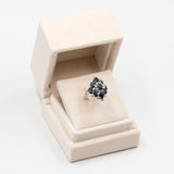 Anel vintage em ouro branco 14K com safiras (aprox. 2.50 ct) e diamantes (aprox. 0.48 ct), década de 60.