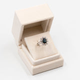 Anello vintage a margherita in oro bianco 14k con zaffiro (2,80ct) e diamanti (0,80ctw), anni '70