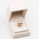 Vintage-Ring „Tank“ aus 18 Karat Gelbgold mit Diamant im Brillantschliff (0.12 ct) und Rosetten, 40er Jahre