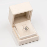 Bague vintage en platine en forme de marguerite avec opale (1,22 ct) et diamants (0,38 ct au total)