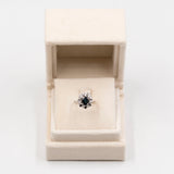 Anello vintage a margherita in oro bianco 14k con zaffiro (1ct) e diamanti (0,24ctw)