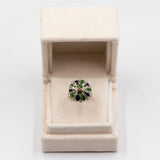 Anello vintage in oro bianco e giallo 18k con smalti, diamanti (0,64ctw) e smeraldi. Anni '60