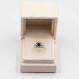 Anello vintage a margherita in oro bianco 14k con zaffiro (1ct) e diamanti (0,80ctw), anni '60