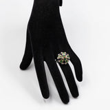 Anello vintage in oro bianco e giallo 18k con smalti, diamanti (0,64ctw) e smeraldi. Anni '60