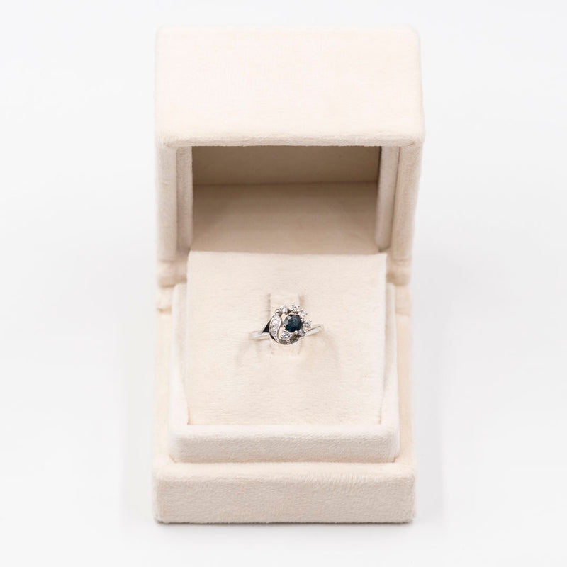 Anello vintage in oro bianco 14k con zaffiro (0,40ct) e diamanti (0,20ctw), anni '70