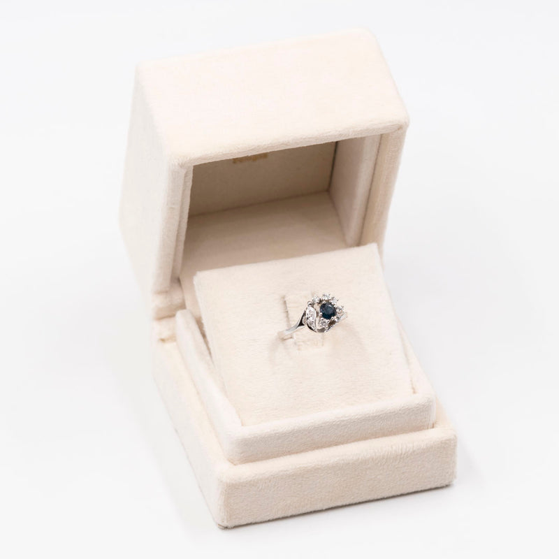 Anello vintage in oro bianco 14k con zaffiro (0,40ct) e diamanti (0,20ctw), anni '70