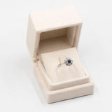 Anello vintage a margherita in oro bianco 14k con zaffiro (0,30ct) e diamanti (0,80ctw)