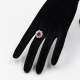 Anel vintage margarida em ouro branco 18k com rubi (1 quilate) e diamantes (1,16 quilates), década de 70