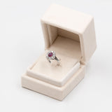 Anel vintage margarida em ouro branco 18k com rubi (1 quilate) e diamantes (1,16 quilates), década de 70