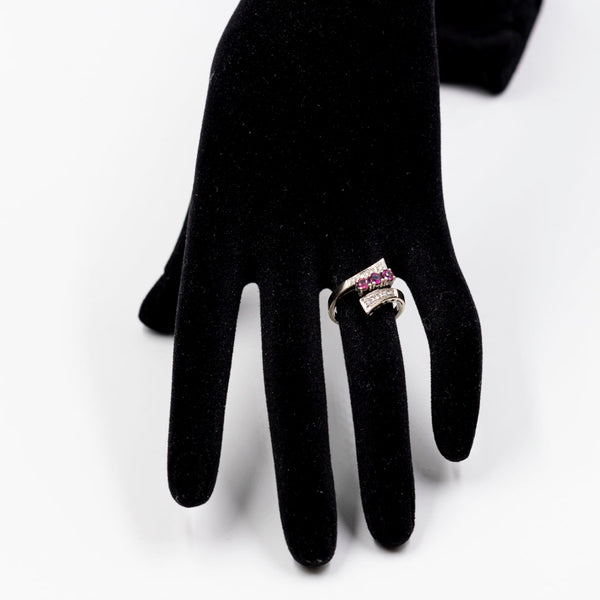 Anello vintage contrarier in oro bianco 14k con rubini (0.45ctw) e diamanti(0.15ctw), anni '60/'70