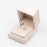 Vintage-Blumenring aus 14-karätigem Weißgold mit Diamanten (0,40 ctw) und Saphiren (0,40 ctw), 70er Jahre