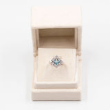 Anello vintage in oro bianco 14k con topazio azzurro quadrato e diamanti di taglio brillante (0,80ctw)