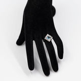 Anello vintage in oro bianco 14k con topazio azzurro quadrato e diamanti di taglio brillante (0,80ctw)