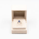 ANELLO VINTAGE A BALLERINA IN PLATINO CON ZAFFIRO (0.56CT) E DIAMANTI (0.46CTW)