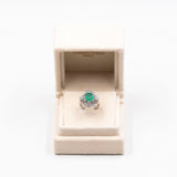 ANELLO A BALLERINA IN PLATINO 900 CON SMERALDO CENTRALE (1.80 CT) E DIAMANTI (1.05CT)