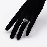 Vintage-Gänseblümchenring aus 14-karätigem Weißgold mit Diamanten im Brillantschliff (ca. 0.96 ctw) und zentralem Saphir (ca. 0.50 ct), 60er Jahre