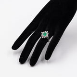 Vintage-Gänseblümchenring aus 14-karätigem Weißgold mit Smaragd (ca. 1 ct) und Diamanten (ca. 0.95 ctw), 60er Jahre