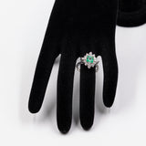 Vintage-Gänseblümchenring aus 14-karätigem Weißgold mit Smaragd (ca. 1 ct) und Diamanten (ca. 0.95 ctw), 60er Jahre