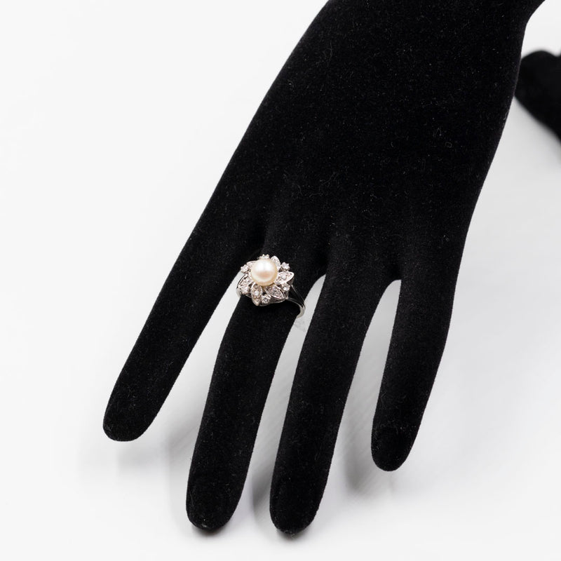 Anello vintage a fiore in oro bianco 18k con perla e diamanti (0.27ctw), anni '60