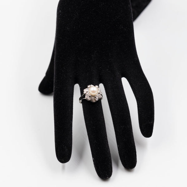 Anello vintage a fiore in oro bianco 18k con perla e diamanti (0.27ctw), anni '60