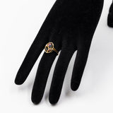 Vintage-Ring aus 8-karätigem Gold mit Rubinen, Saphiren und Diamanten.