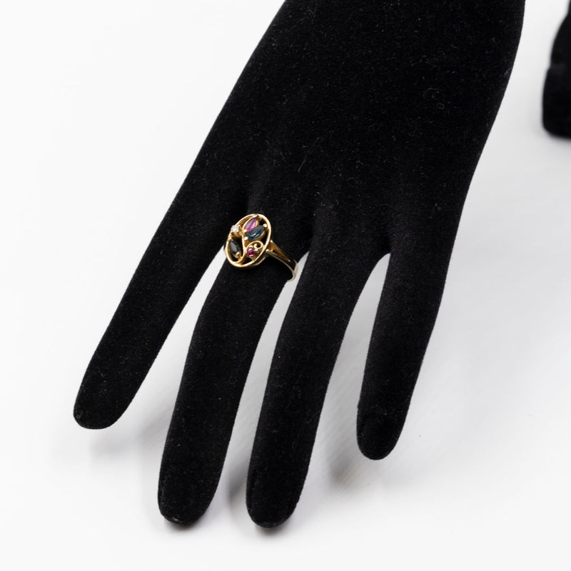 Anello vintage in oro 8k con rubini, zaffiri e diamante.