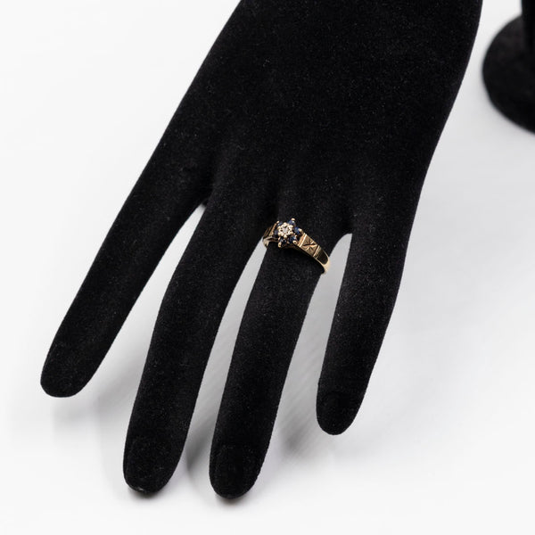 Anello vintage in oro giallo 9k con zaffiri e diamante