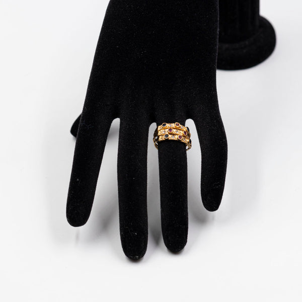 Anello harem vintage in oro giallo 18k con diamanti, rubini e zaffiri. Anni '70