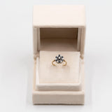 Anello vintage a fiore in oro giallo e bianco 9k con zaffiri e diamanti, anni '50