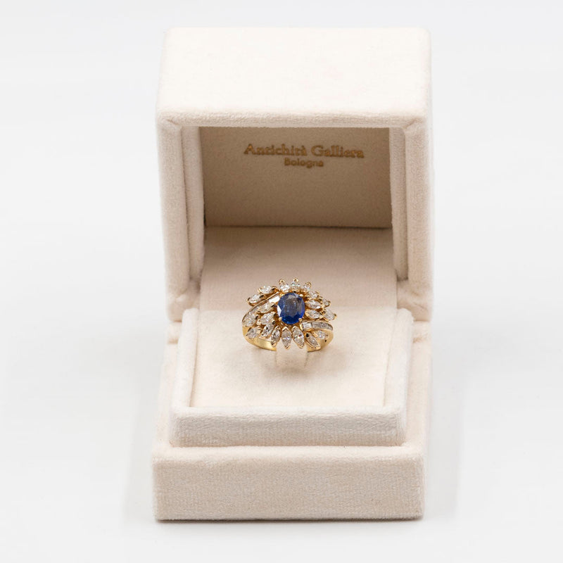 *CAPARRA*Anello vintage in oro giallo 18k con zaffiro centrale (1,20ct) e diamanti taglio navette e baguette (2.70ctw), anni '70