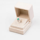ANELLO A MARGHERITA IN PLATINO CON SMERALDO NATURALE (0.93CT) E DIAMANTI (0.72CT), ANNI ‘80/‘90