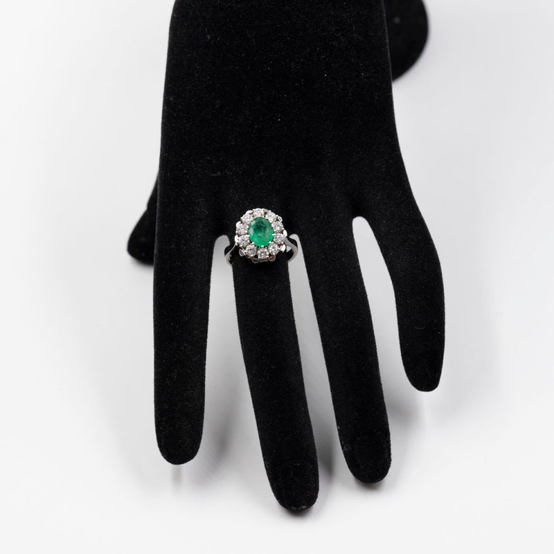 Anello vintage a margherita in oro bianco 14k con smeraldo (1,30ct)  e diamanti (0,90ctw), anni '60