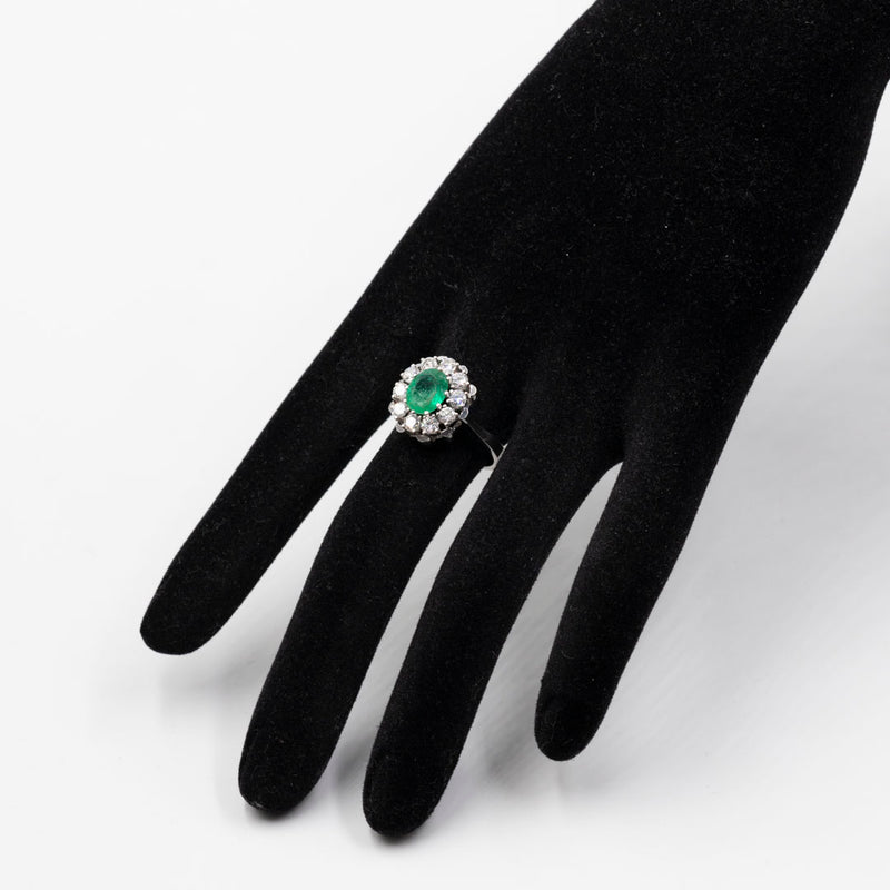 Anello vintage a margherita in oro bianco 14k con smeraldo (1,30ct)  e diamanti (0,90ctw), anni '60