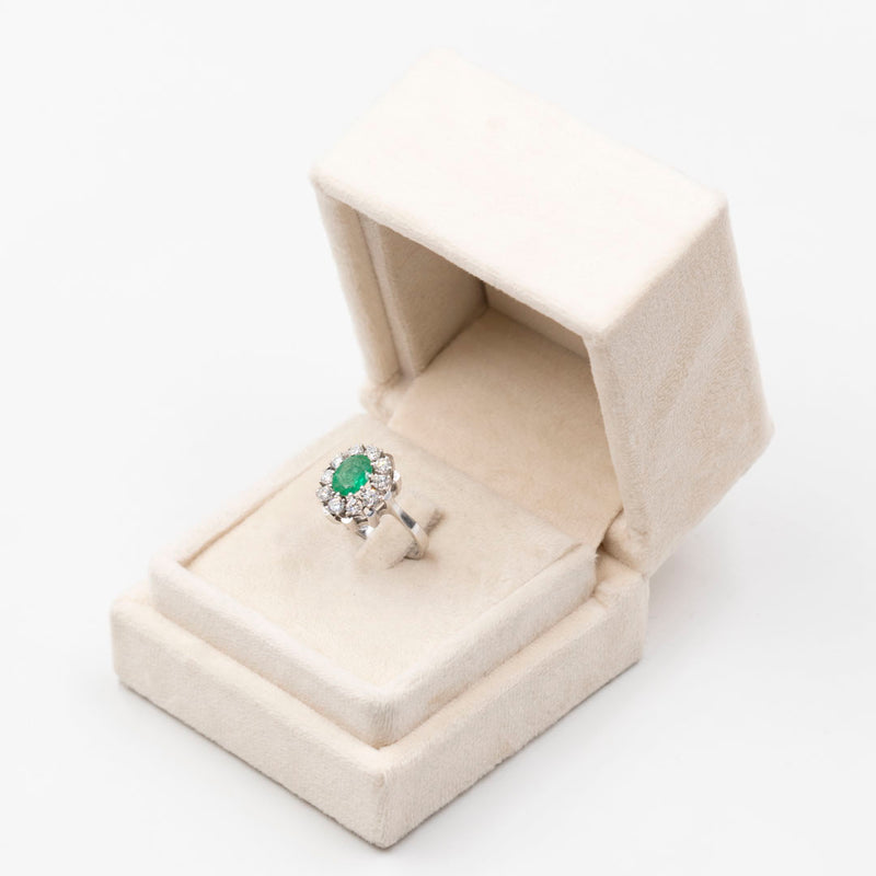Anello vintage a margherita in oro bianco 14k con smeraldo (1,30ct)  e diamanti (0,90ctw), anni '60