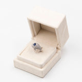 Bague vintage en or blanc 18 carats avec saphir (0,80 ct) et pavé de diamants (1 ct au total)