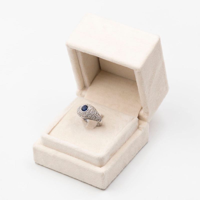 Anello vintage in oro bianco 18k con zaffiro (0,80ct) e pavé di diamanti (1ctw)