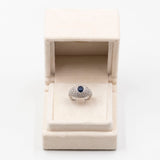 Bague vintage en or blanc 18 carats avec saphir (0,80 ct) et pavé de diamants (1 ct au total)