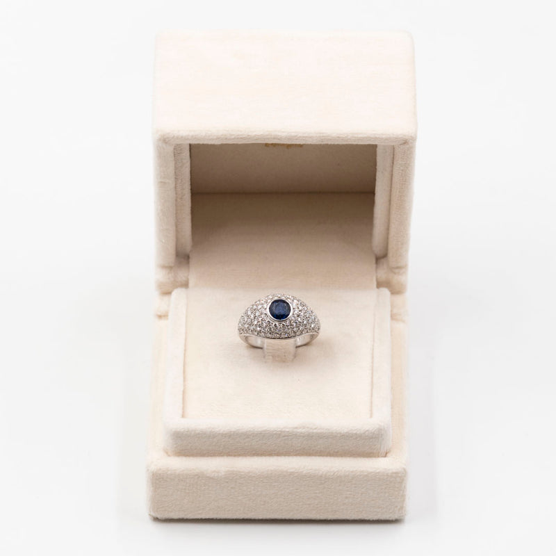 Anello vintage in oro bianco 18k con zaffiro (0,80ct) e pavé di diamanti (1ctw)