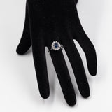 Anello a margherita vintage in oro bianco 18K con zaffiro (0.85ct ca.) e diamanti di taglio brillante (0.48ctw ca.), anni '70