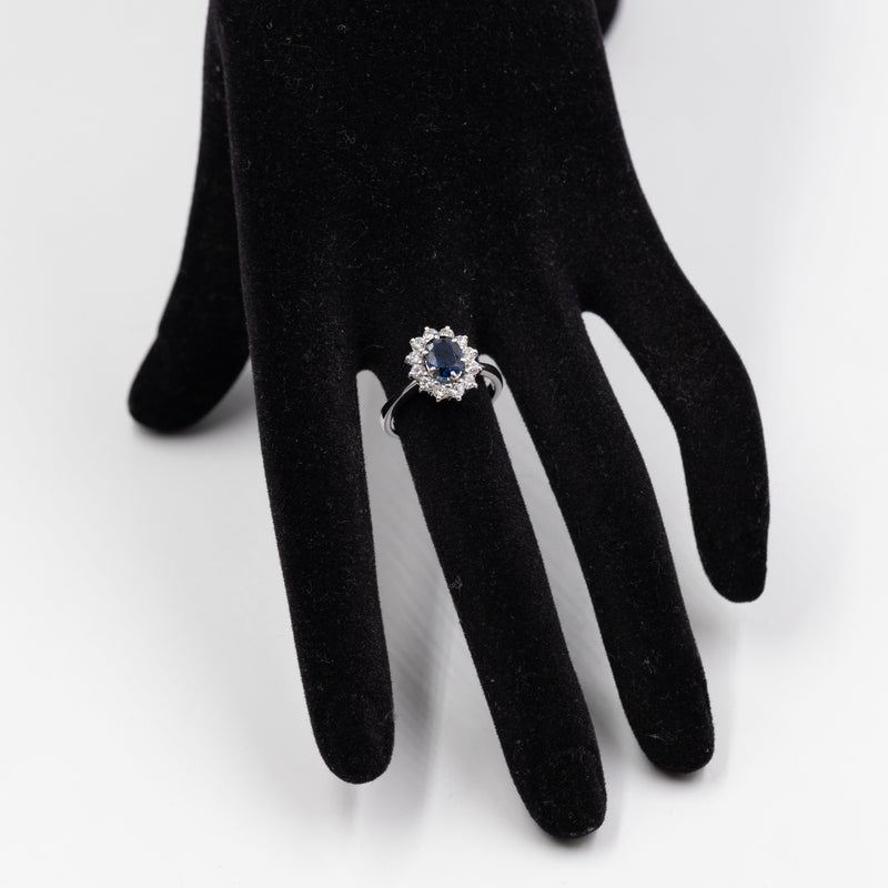 Anello a margherita vintage in oro bianco 18K con zaffiro (0.85ct ca.) e diamanti di taglio brillante (0.48ctw ca.), anni '70