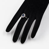 Anello a margherita vintage in oro bianco 18K con zaffiro (0.85ct ca.) e diamanti di taglio brillante (0.48ctw ca.), anni '70