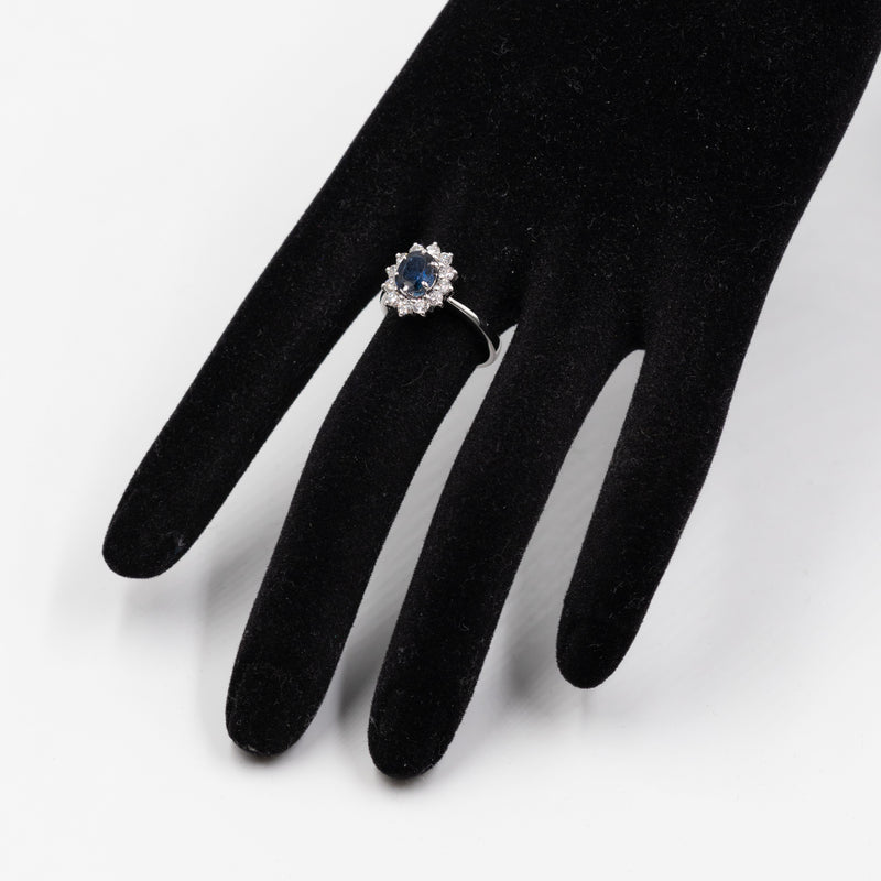 Anello a margherita vintage in oro bianco 18K con zaffiro (0.85ct ca.) e diamanti di taglio brillante (0.48ctw ca.), anni '70