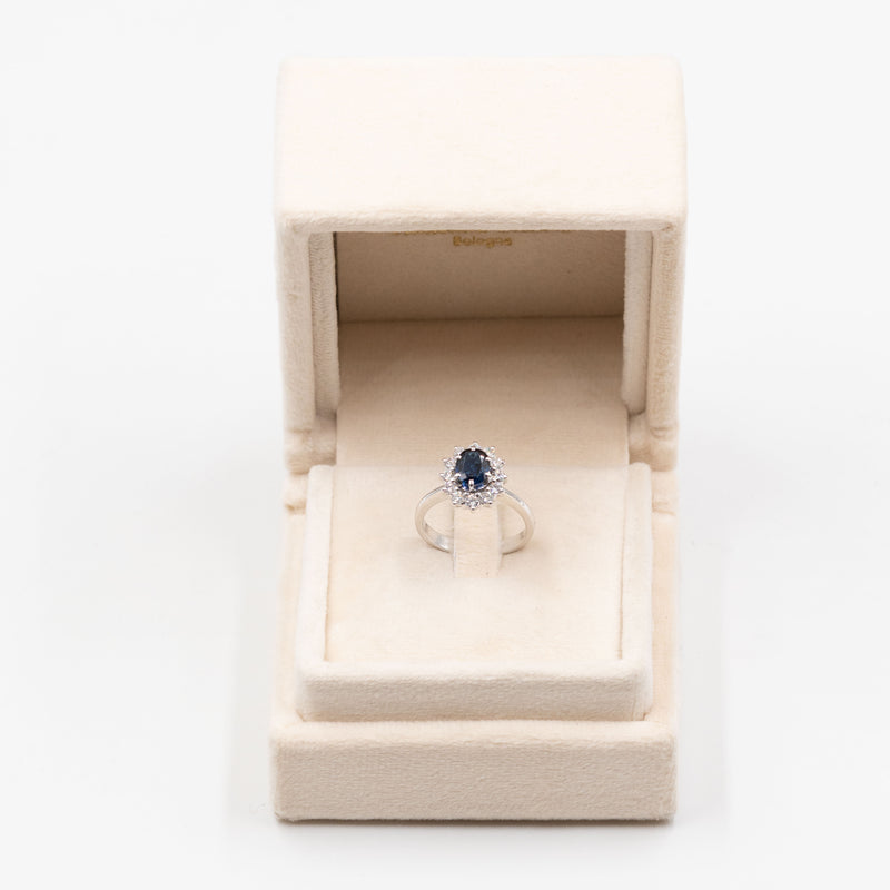 Anello a margherita vintage in oro bianco 18K con zaffiro (0.85ct ca.) e diamanti di taglio brillante (0.48ctw ca.), anni '70