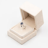 Anello a margherita vintage in oro bianco 18K con zaffiro (0.85ct ca.) e diamanti di taglio brillante (0.48ctw ca.), anni '70
