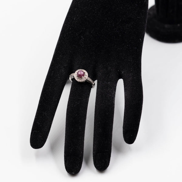 Anello vintage in oro bianco 9k con rubino stellato (1,20ct) e diamanti (0,10ctw)