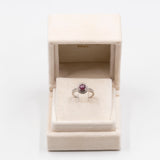 Anello vintage in oro bianco 9k con rubino stellato (1,20ct) e diamanti (0,10ctw)
