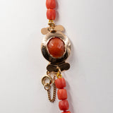 Colar vintage em formato de barril com coral vermelho e detalhes em ouro amarelo 18k, década de 50.