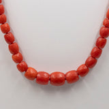 Colar vintage em formato de barril com coral vermelho e detalhes em ouro amarelo 18k, década de 50.