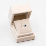 Anello vintage a margherita in oro bianco 14k con zaffiro e diamanti (0,40ctw), anni '70