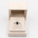 Anello vintage a margherita in oro bianco 18k con zaffiro (1,30ct) e diamanti (1,30ctw), anni '70